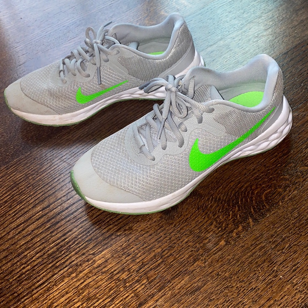 Nike revolution kids sneaker size 5